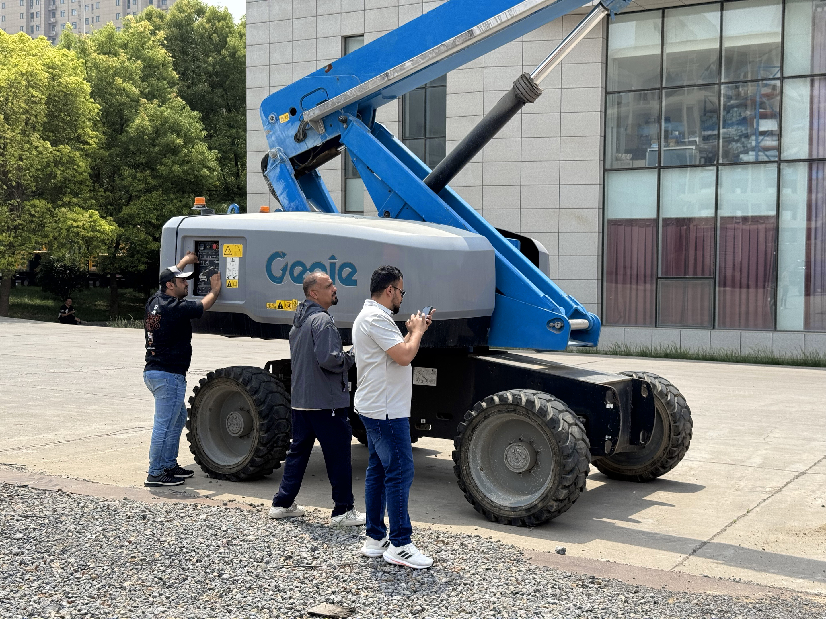 也门客户到访 Asure Machinery，达成直臂升降机采购合作​
