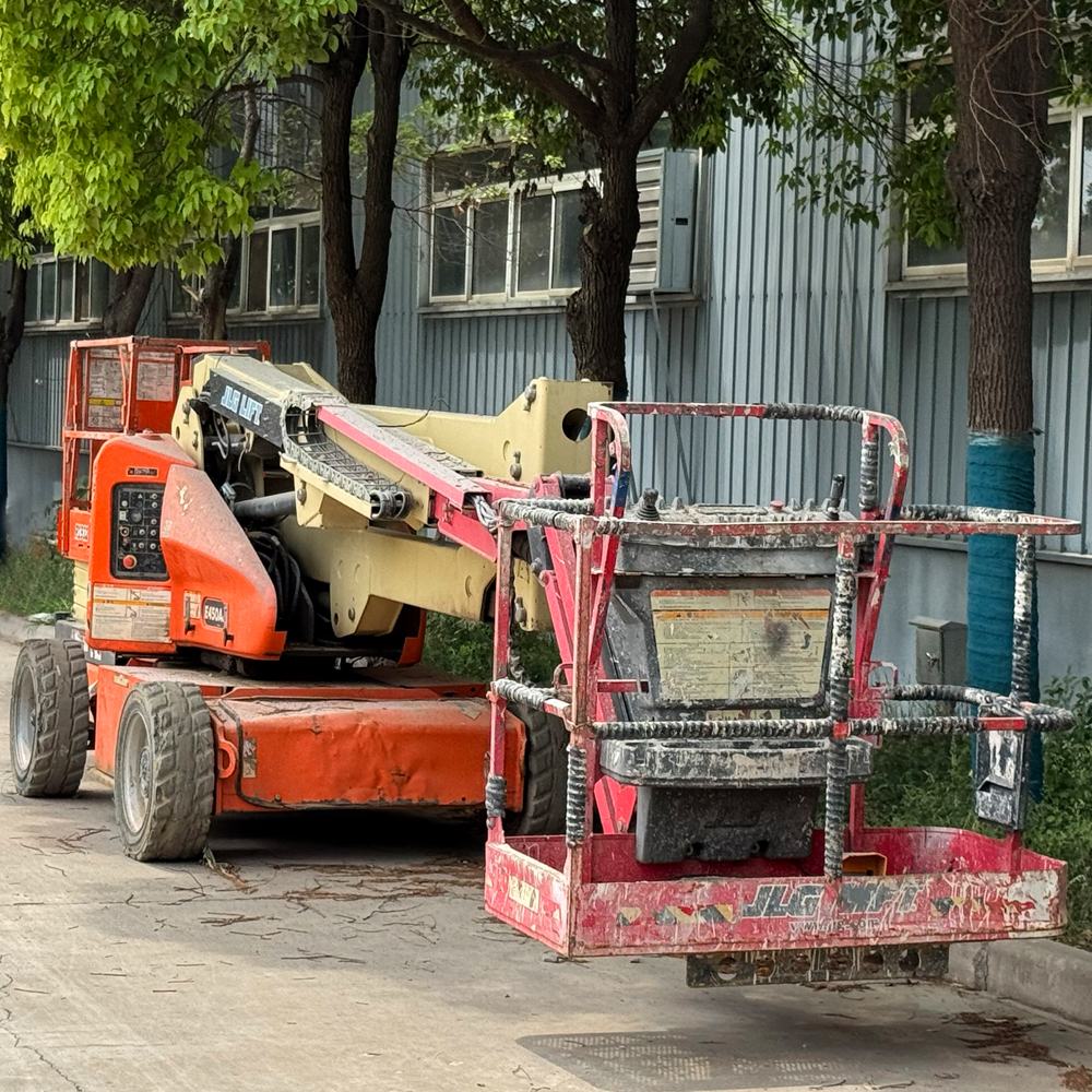 JLG E450 Articulated Boom Lift